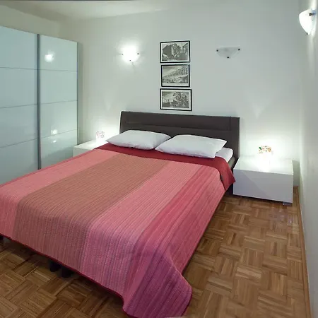 Ideal Location Apartment Split
