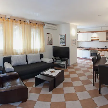 Ideal Location Apartment *