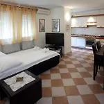Ideal Location سبليت